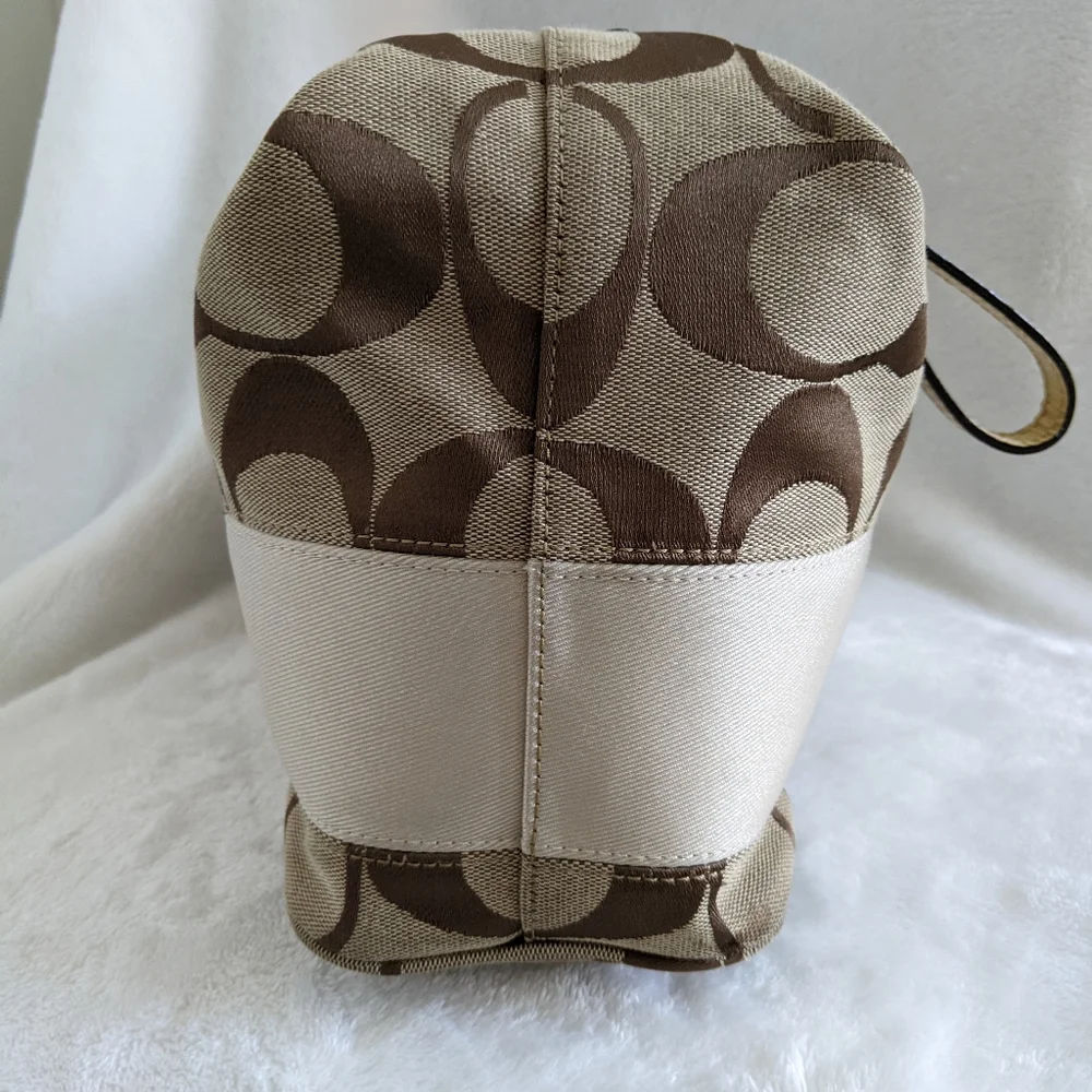 Coach Signature Hand bag - Picture 7 of 16